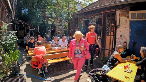 Beim Jubiläumsbrunch kommen Jung und Alt im Biergarten der Kofferfabrik zusammen