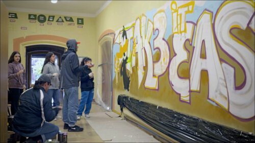 Der Sprayer möchte jungen Menschen die Graffiti-Kunst näher bringen. Bei einem Workshop an der Georg-Holzbauer-Schule werden Ideen der Schüler umgesetzt.