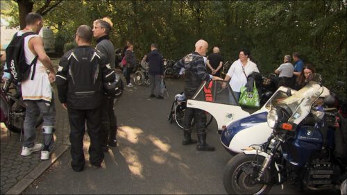 Eine Stunde vor Abfahrt treffen sich die Fahrer und Mitfahrenden auf dem Gelände der Boxdorfer Werkstatt