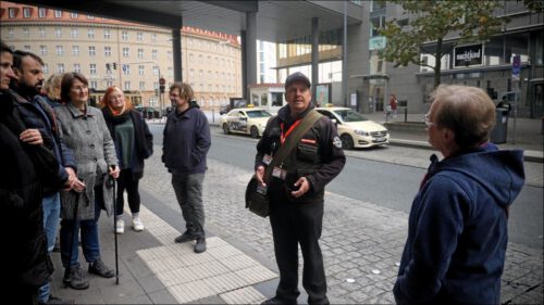 Steve Zeuner zeigt den im Rahmen der SchichtWechsel-Stadtführung prekäre Seiten des Stadtlebens. Der Busbahnhof gehört dazu.