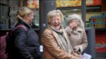 Zufallsbekanntschaften: Zwei Mütter auf dem Weg nach Dresden lachen zusammen.