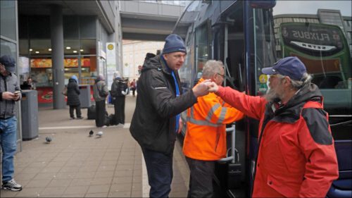 Am Zielort angekommen, verabschieden sich die Fahrgäste vom Busfahrer. Sie sind als Teilnehmer an Nato-Übungen regelmäßig mit ihm unterwegs.